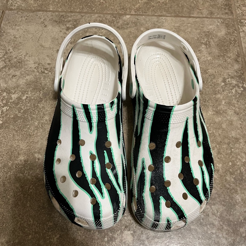 Men’s Crocs size 10. Wmns sz12  Pre-owned